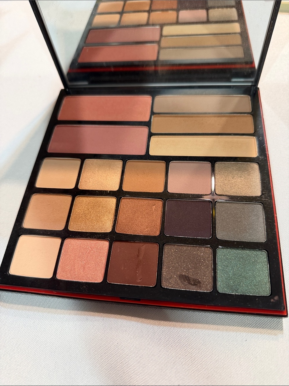 Assorted eyeshadows - Picture 2 of 15